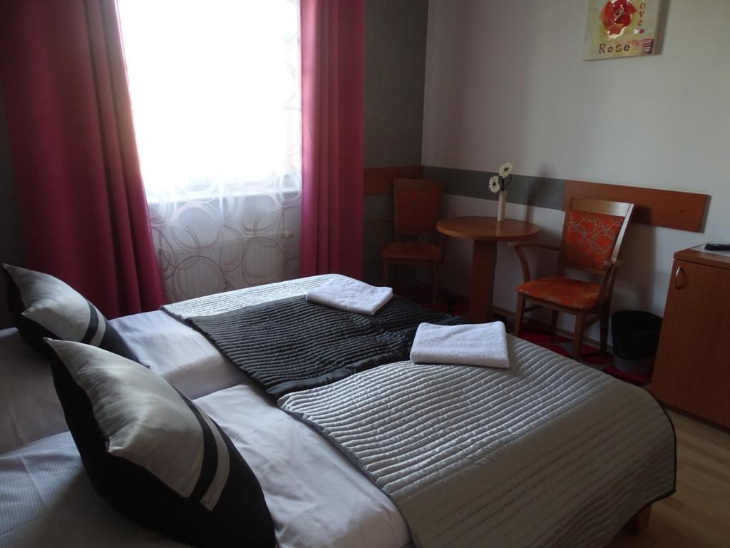 Hotel Rose Breclav Exterior photo