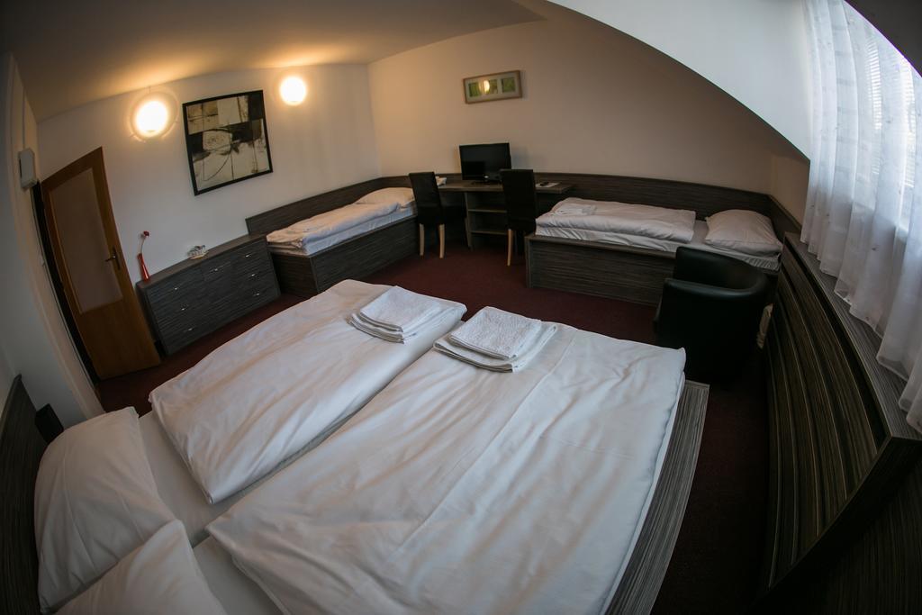 Hotel Rose Breclav Exterior photo