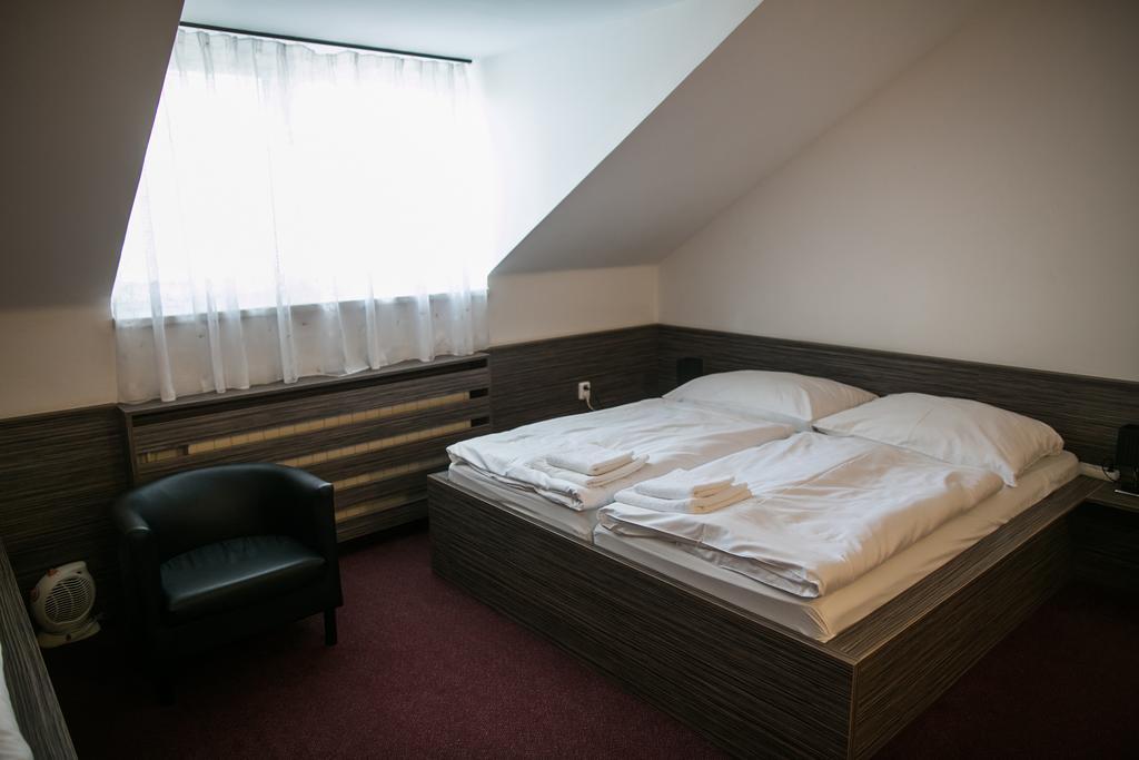 Hotel Rose Breclav Exterior photo